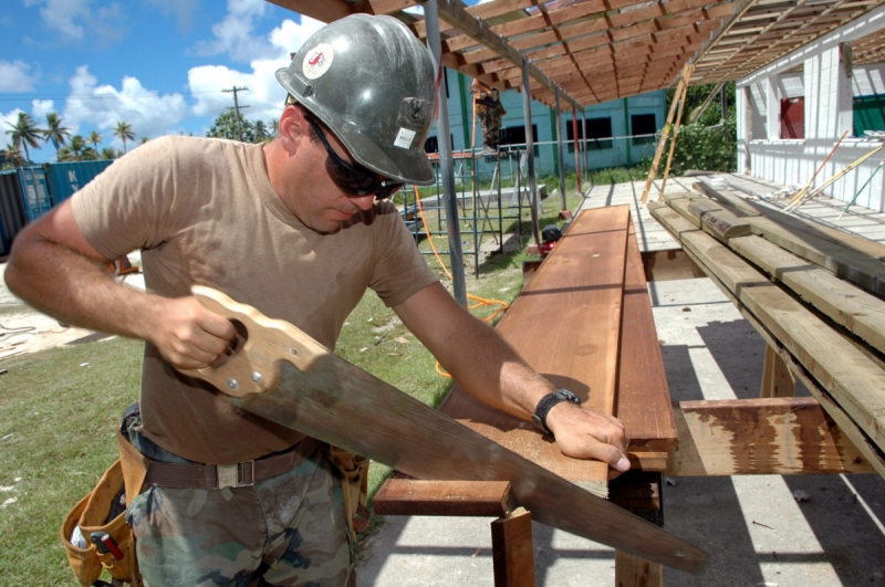 menuisier-VERIGNON-min_worker_construction_building_carpenter_male_job_build_helmet-893290